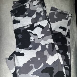 Old Navy High Rise Compression Legging camo